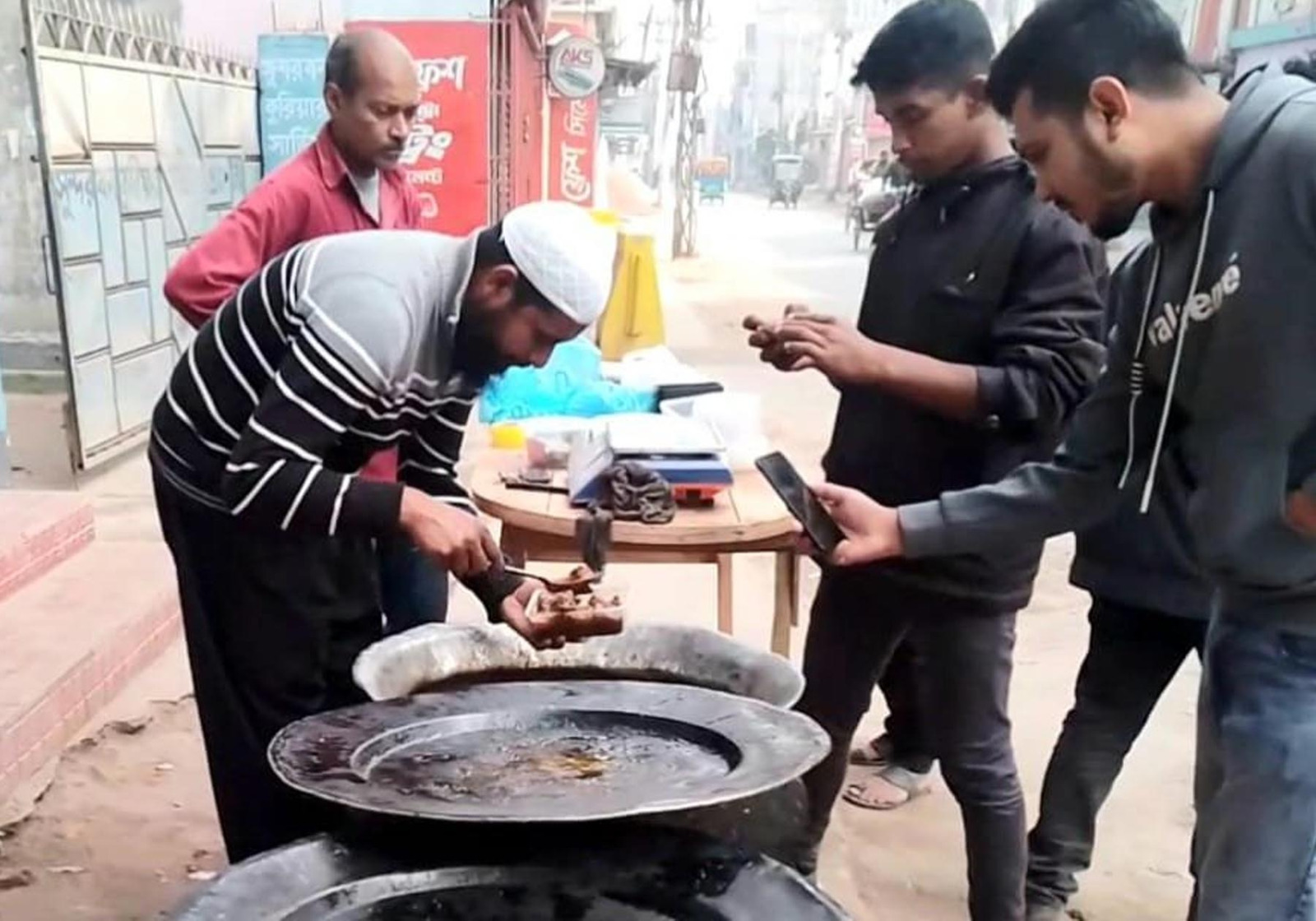 সৈয়দপুরে কেজি দরে বিক্রি হচ্ছে রান্না করা গরুর ভুনা